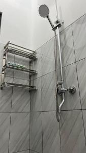 una ducha con cabezal de ducha en un baño en Villa 160 Prambanan, en Randugunting