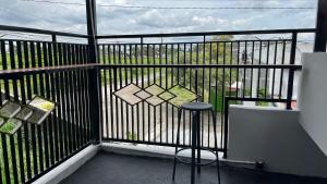 un balcón con un taburete y vistas a un campo en Villa 160 Prambanan, en Randugunting 14 fotos más