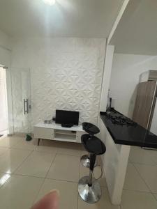 Μια τηλεόραση ή/και κέντρο ψυχαγωγίας στο Apartamento mobiliado no Encantos do Natal 2025 Garanhuns PE +2 φωτογραφίες