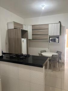 Η κουζίνα ή μικρή κουζίνα στο Apartamento mobiliado no Encantos do Natal 2025 Garanhuns PE