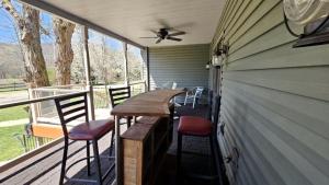 ConfluenceにあるCharming Vacation Rental Perfect for Couples in Confluence, Pennsylvaniaの天井ファン付きのポーチ(テーブル、椅子付)