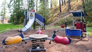 un parque infantil con varios tipos diferentes de equipos de juego en Lay Back Lodge, en Kimberley