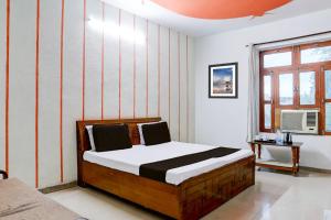 Ένα ή περισσότερα κρεβάτια σε δωμάτιο στο Hotel O INDRA FUN 'N' FOOD