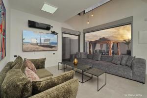 un salon avec un canapé et une table dans l'établissement וילות היוקרה עידן הנוף ואחוזת אסתובן, à Ya‘ara