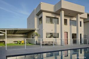 une maison avec une piscine devant dans l'établissement וילות היוקרה עידן הנוף ואחוזת אסתובן, à Ya‘ara
