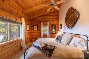 Un dormitorio con una cama y un ventilador de techo. en Angels Envy, en Blowing Rock 49 fotos más