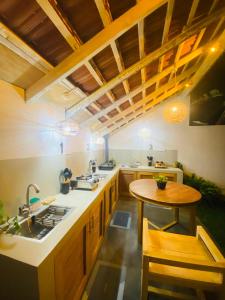 eine Küche mit Holzschränken und einem Holztisch in der Unterkunft Havana Weligama Bay in Weligama + 38 Fotos