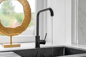 ガラシールズにあるStylish 4 Bed-Town Centreの鏡の横に蛇口付きの台所