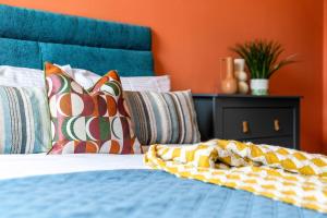 ガラシールズにあるStylish 4 Bed-Town Centreのオレンジ色の壁のベッド +29枚の写真