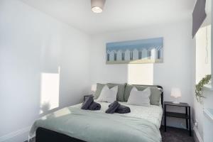 een witte slaapkamer met een bed met handdoeken erop bij Modern 5 BED-2 BATH Apartment in Galashiels +17 foto's