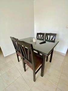 una mesa de comedor con 2 sillas y una taza. en Warm Home for You Free Wifi, en Madinaty