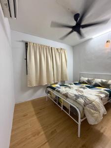 Ένα ή περισσότερα κρεβάτια σε δωμάτιο στο Homestay Kota Warisan KLIA