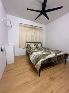 Ένα ή περισσότερα κρεβάτια σε δωμάτιο στο Homestay Kota Warisan KLIA