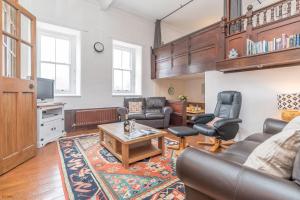 un salon avec un canapé et une table dans l'établissement Capel-Bach, à Llanystumdwy