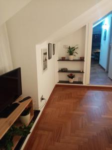 Μια τηλεόραση ή/και κέντρο ψυχαγωγίας στο bed and breakfast La Terrazza