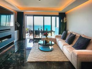 un salon avec un canapé et une table dans l'établissement Corfu serenity Relax & Stay, à Afionas