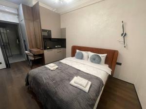 ein Schlafzimmer mit einem großen Bett mit zwei Handtüchern darauf in der Unterkunft Rynok Square Pidzemelya in Lwiw