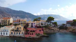 KástronにあるPolytropon Apartmentsの水上の島の一団