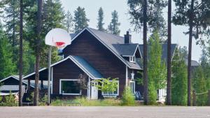 una casa con un aro de baloncesto delante de una casa en Lay Back Lodge, en Kimberley
