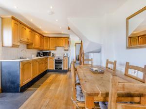 Kuchyň nebo kuchyňský kout v ubytování Smugglers Retreat