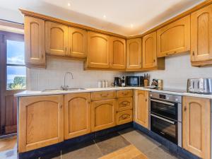 Kuchyň nebo kuchyňský kout v ubytování Smugglers Retreat