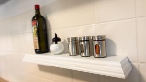 a bottle of wine sitting on a shelf in a bathroom at Helle gemütliche 3-Zi-Whg mit Terrasse und Gartenzugang in Kulmbach +17 photos