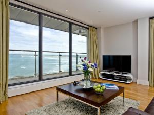 een woonkamer met uitzicht op de oceaan bij The Penthouse Bay View in Westward Ho
