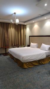 a bedroom with a large bed in a room at بوابة الريادة in Ar Riḩāb