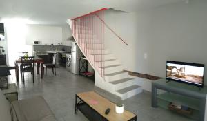 Et tv og/eller underholdning på Le Gîte Du Vieux Mûrier Côté Est