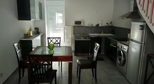 Køkken eller tekøkken på Le Gîte Du Vieux Mûrier Côté Est + 6 billeder