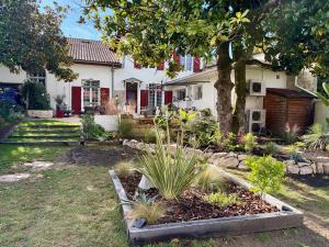 蒙德马桑La Maison Florence的房子前面的花园