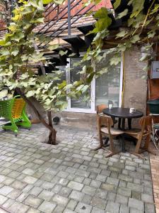 Un patio con una mesa y sillas frente a un edificio. en Tbilisi historical center, en Tiflis