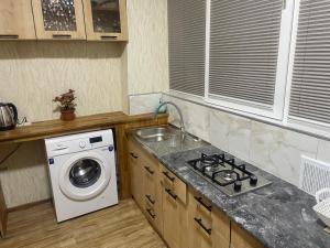 una cocina con fregadero y lavadora en Tbilisi historical center, en Tiflis