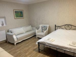 una sala de estar con una cama y un sofá en Tbilisi historical center, en Tiflis