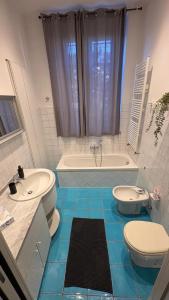 a bathroom with two sinks and a tub and two toilets at il Casale di Adriana in Grugliasco