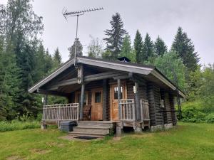 a log cabin in the middle of a field at Suviranta in Jyväskylä