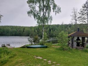 een prieel naast een meer met een kano bij Suviranta in Jyväskylä