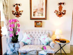 ein Wohnzimmer mit Sofa und Tisch in der Unterkunft Kipling Cottage in Burwash