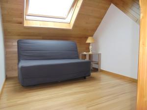 a blue couch in a room with a window at Maison De Montagne 9 Pers in Ens