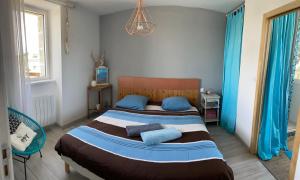 Postel nebo postele na pokoji v ubytování Ker Helo-ana