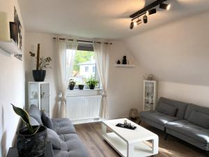 una sala de estar con un sofá y una mesa en Modernes Wohlfühl-Apartment im Illertal, en Dettingen an der Iller