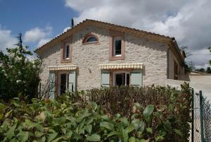 Bygningen som feriehuset ligger i + 12 billeder