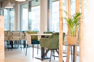 a dining room with a table and chairs and windows at RELAXANS Hotel in Dinkelsbühl