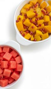 BadīyahRashid Desert Private Camp的两碗切丁蔬菜和一碗水果