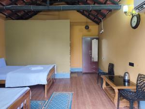 La Bella Hotels and Resorts في بوروليا: غرفة بسريرين وطاولة وساعة