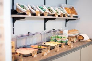 a bakery with bread and other foods on shelves at RELAXANS Hotel in Dinkelsbühl