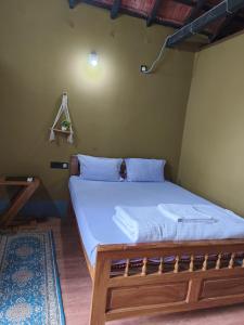 La Bella Hotels and Resorts في بوروليا: غرفة نوم بها سرير في الغرفة