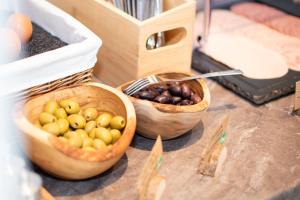 two wooden bowls of fruit sitting on a counter at RELAXANS Hotel in Dinkelsbühl