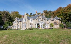 Isle of WightにあるEast Dene Estateの大庭付きの大きな石造りの家