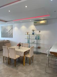 a dining room with a table and chairs at شاليه مارفن درة العروس البرادايس in Durat  Alarous +64 photos